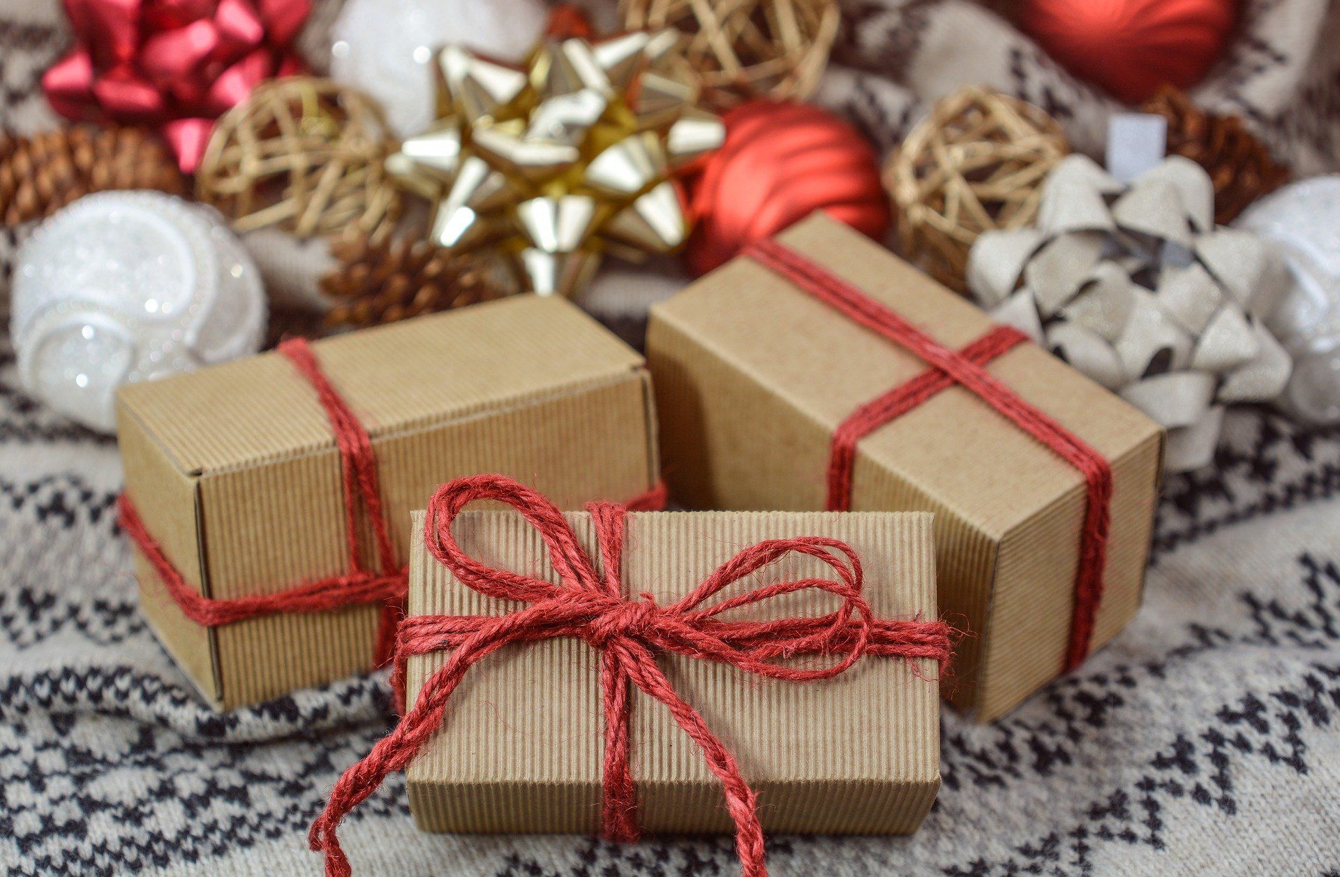 Jak pięknie i ekologicznie zapakować świąteczne prezenty?