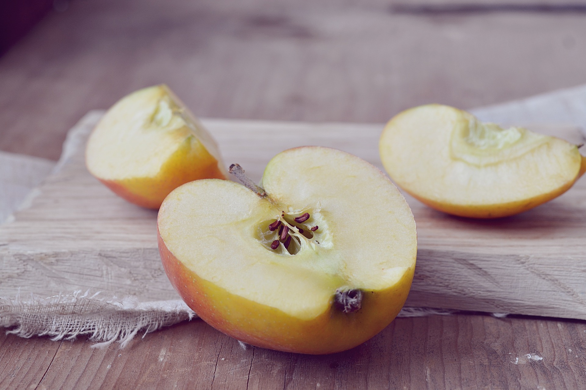 Jabłko “zero waste” – ciekawe sposoby na wykorzystanie skórek i gniazd nasiennych
