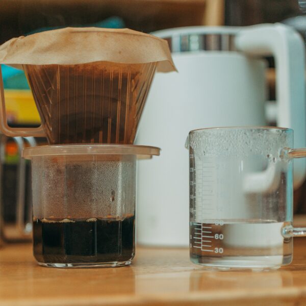 Fusy po kawie mogą być cennym surowcem. Powstają z nich ekologiczne opakowania, brykiet do kominka, a nawet ubrania