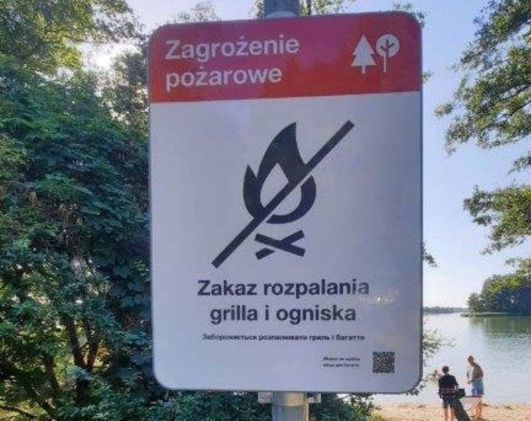 Nowe tablice w języku polskim i ukraińskim informują o zakazie rozpalania ognisk i grilli w lasach
