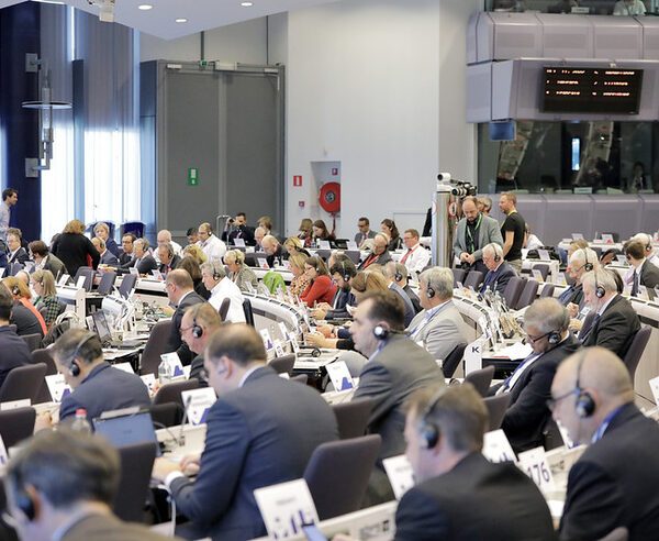 Komitet Regionów: kryzys energetyczny nie może podważać globalnych ambicji klimatycznych UE