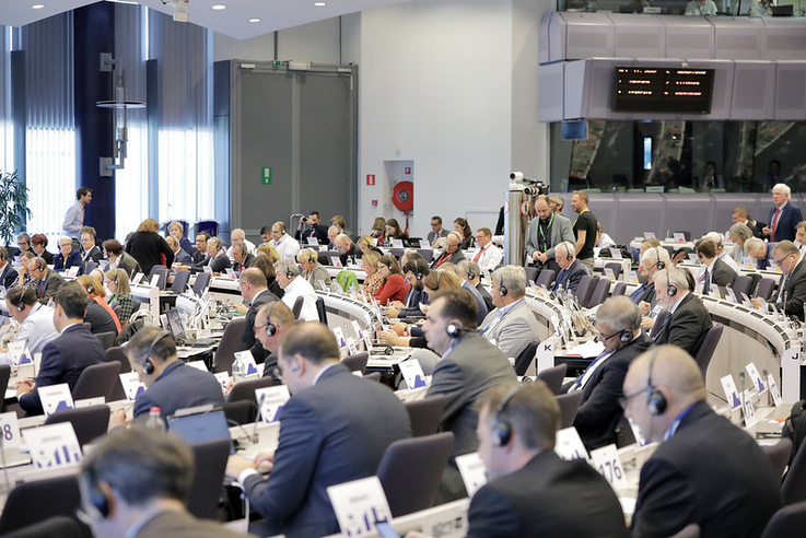 Komitet Regionów: kryzys energetyczny nie może podważać globalnych ambicji klimatycznych UE