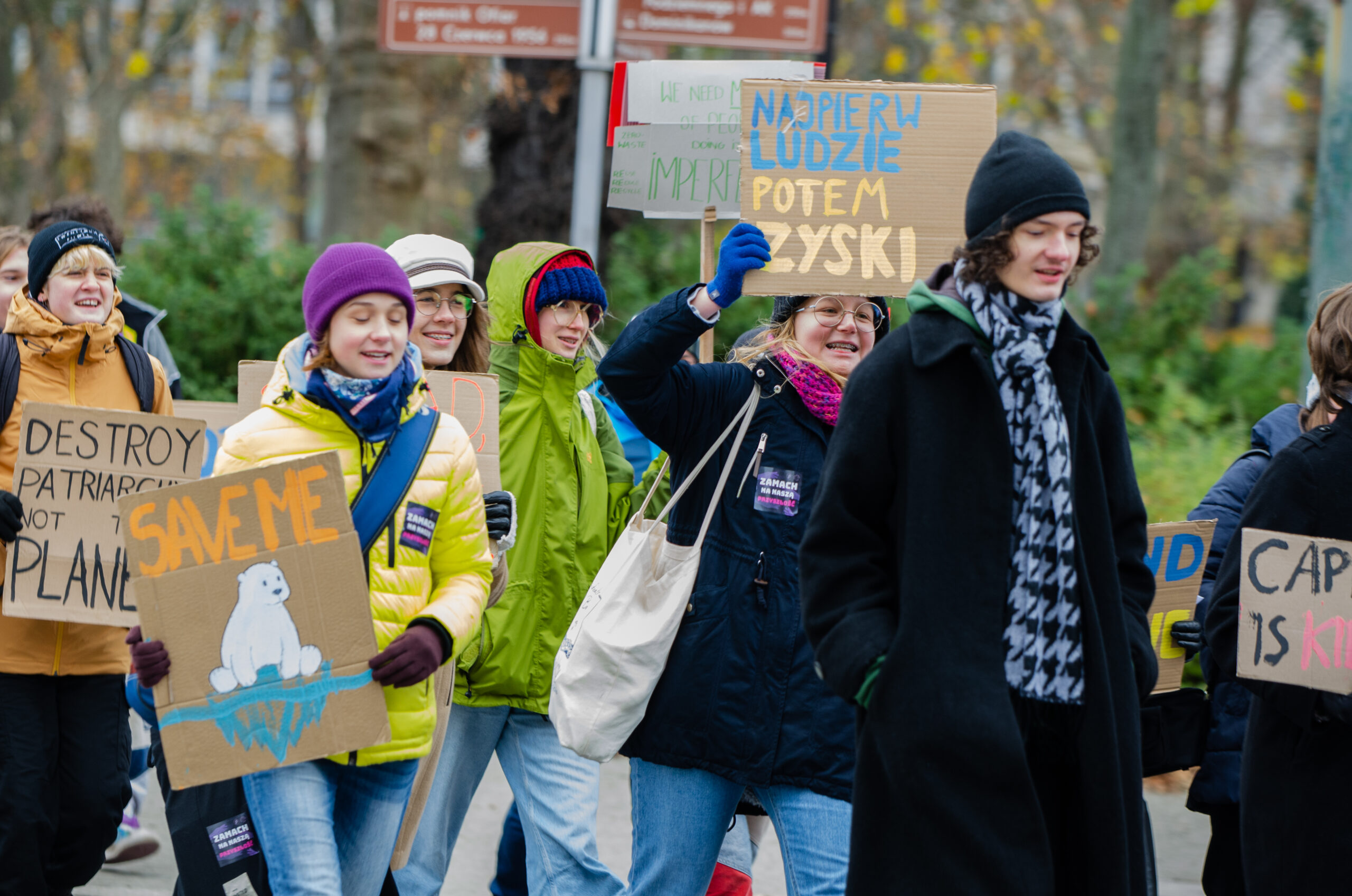 “Jeszcze nie wymarła, póki my żyjemy” – Protest Młodzieżowego Strajku Klimatycznego w Poznaniu