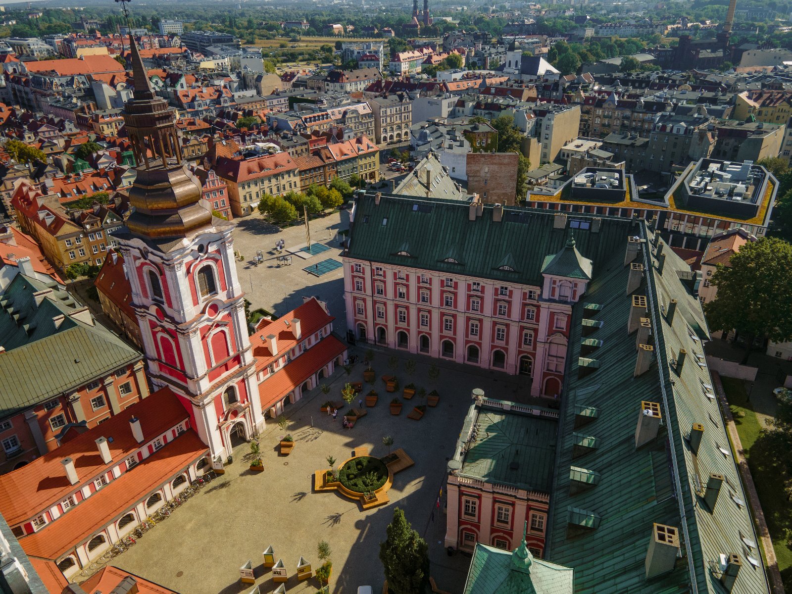 Poznań zamontuje panele fotowoltaiczne na budynkach Urzędu Miasta