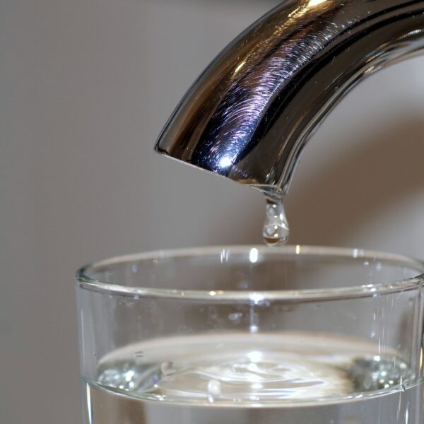 Dlaczego lepiej pić wodę z kranu zamiast butelkowanej?
