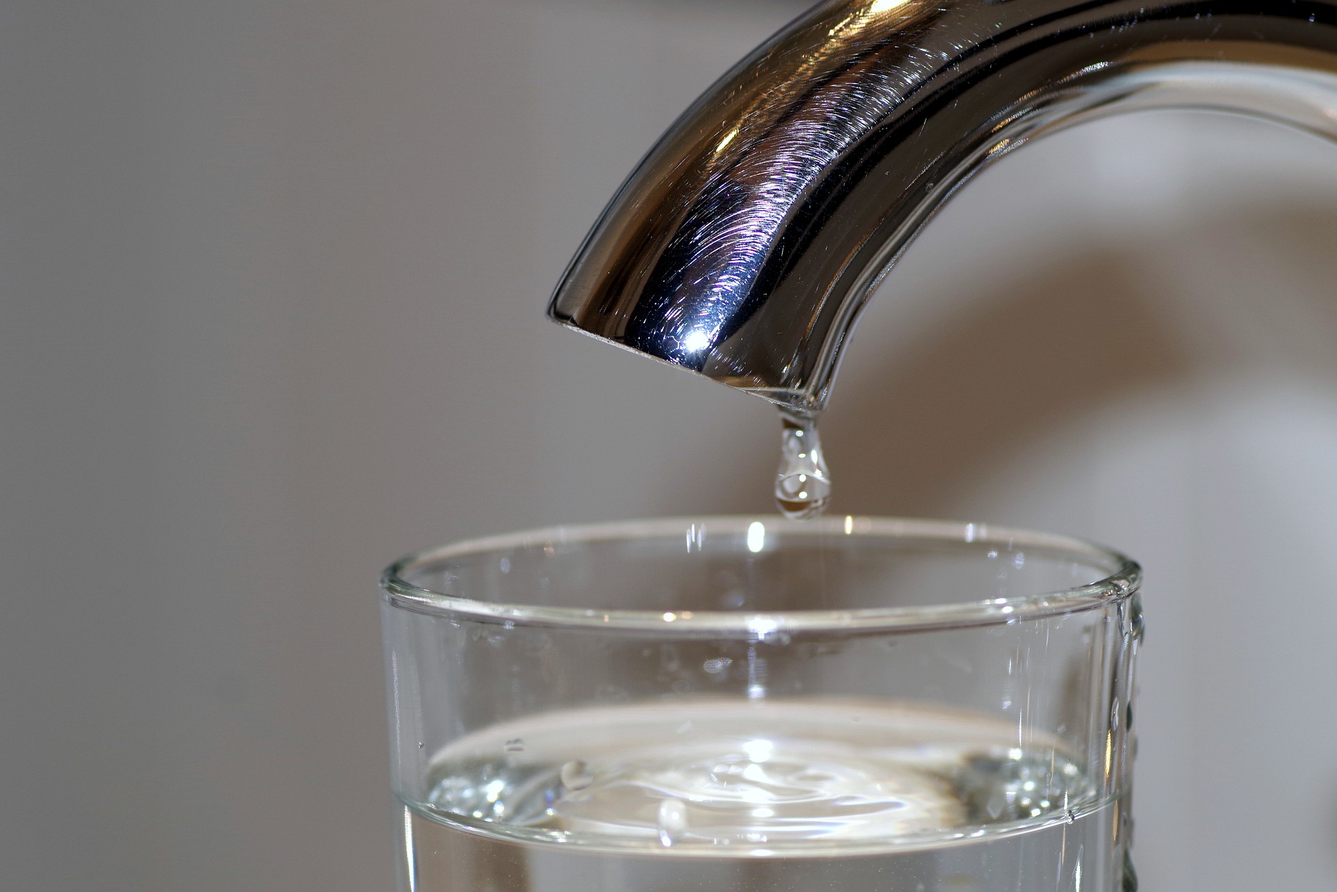 Dlaczego lepiej pić wodę z kranu zamiast butelkowanej?
