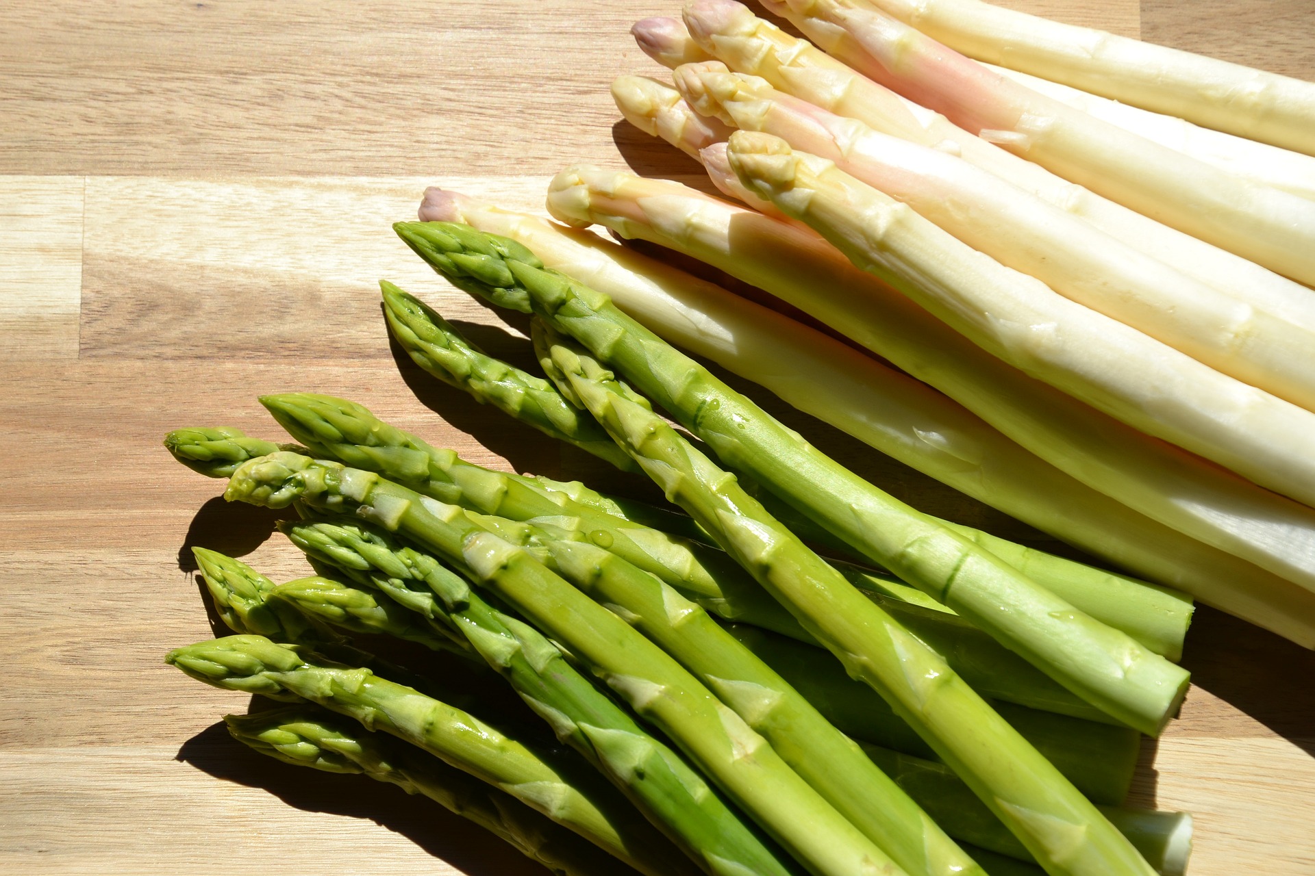 Szparagi, czyli idealny przysmak na wiosnę. Dlaczego warto je jeść?