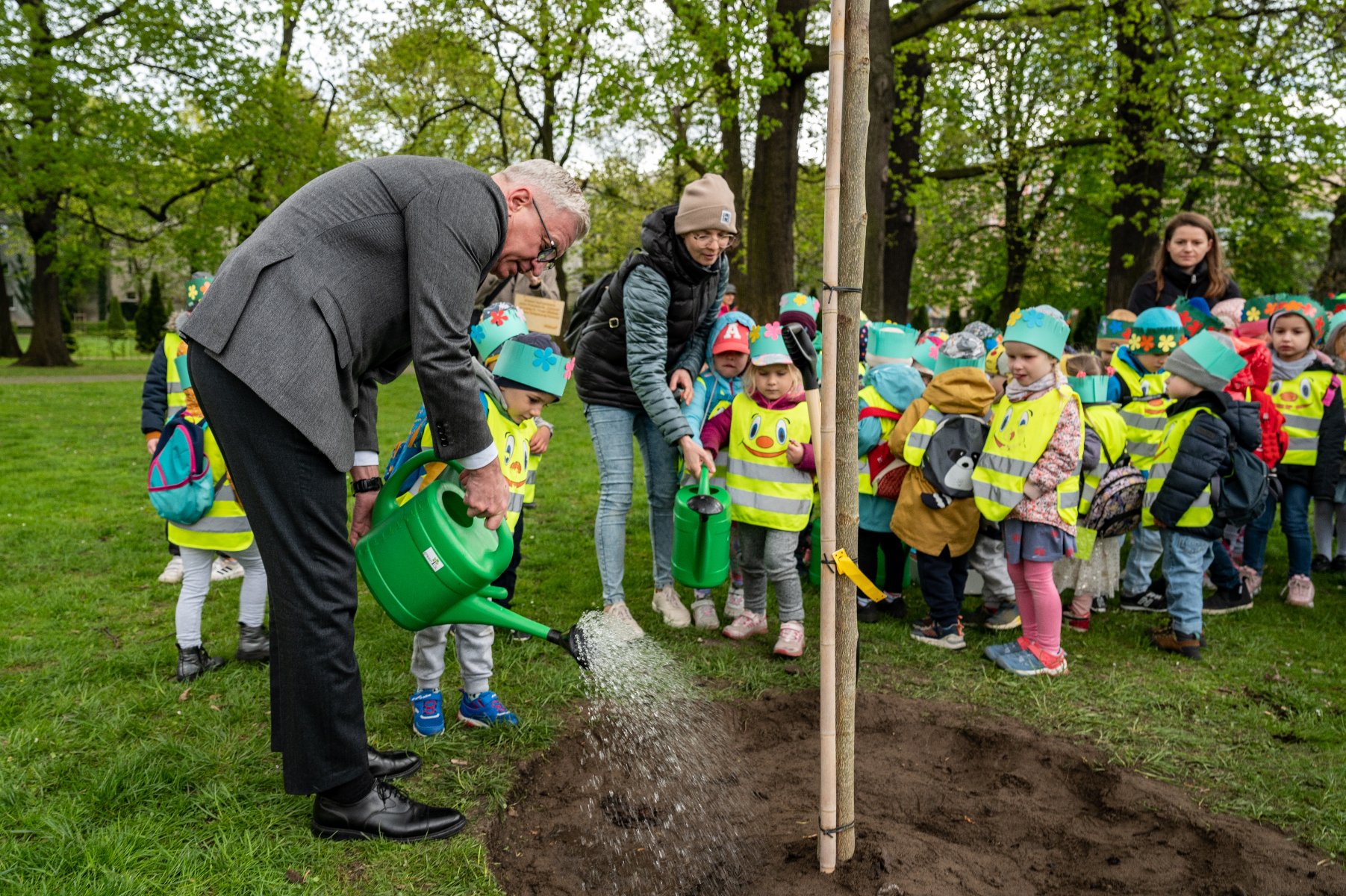Prezydent posadził z przedszkolakami drzewo wylicytowane podczas 31. Finału WOŚP