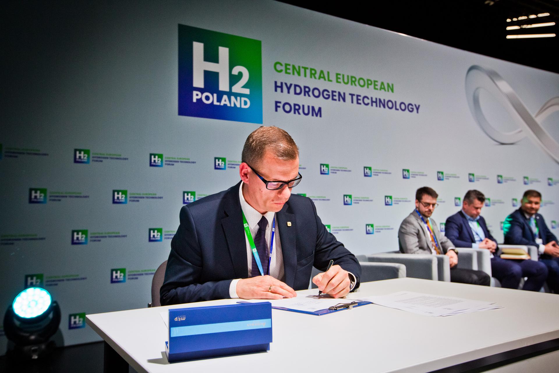 Przełomowe porozumienie podpisane podczas Środkowoeuropejskiego Forum Technologii Wodorowych H2POLAND