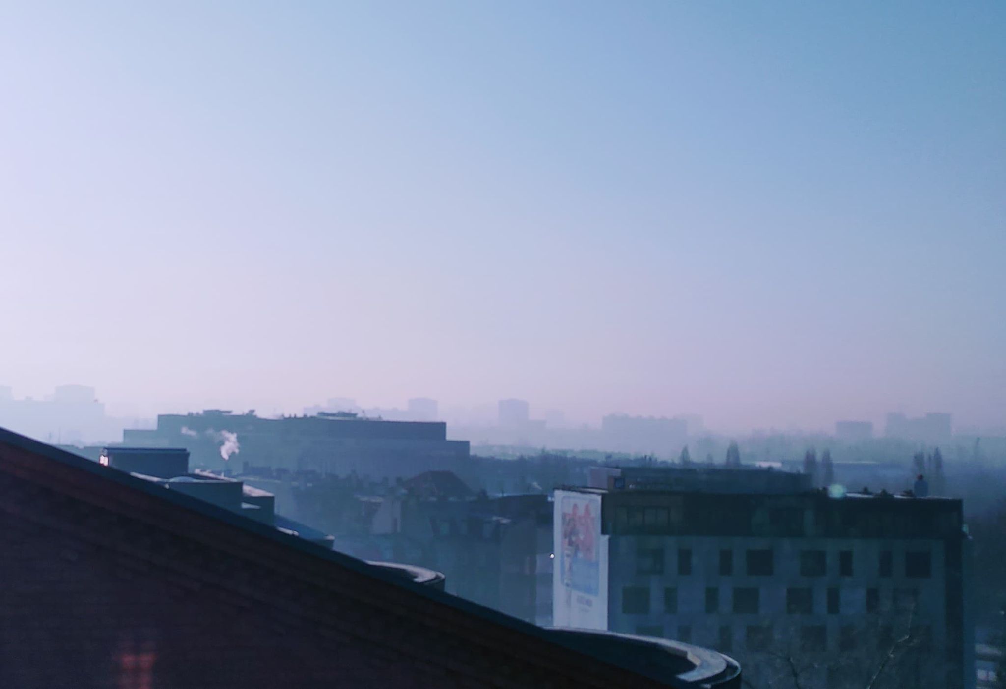 “Aż czuć jak śmierdzi” – zła jakość powietrza w Poznaniu. Wysłano Alert RCB
