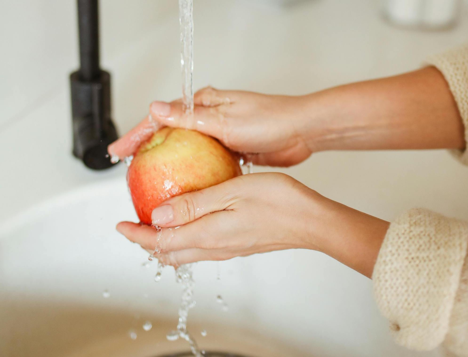 Jak poprawnie myć owoce: praktyczne porady dla zdrowia i higieny