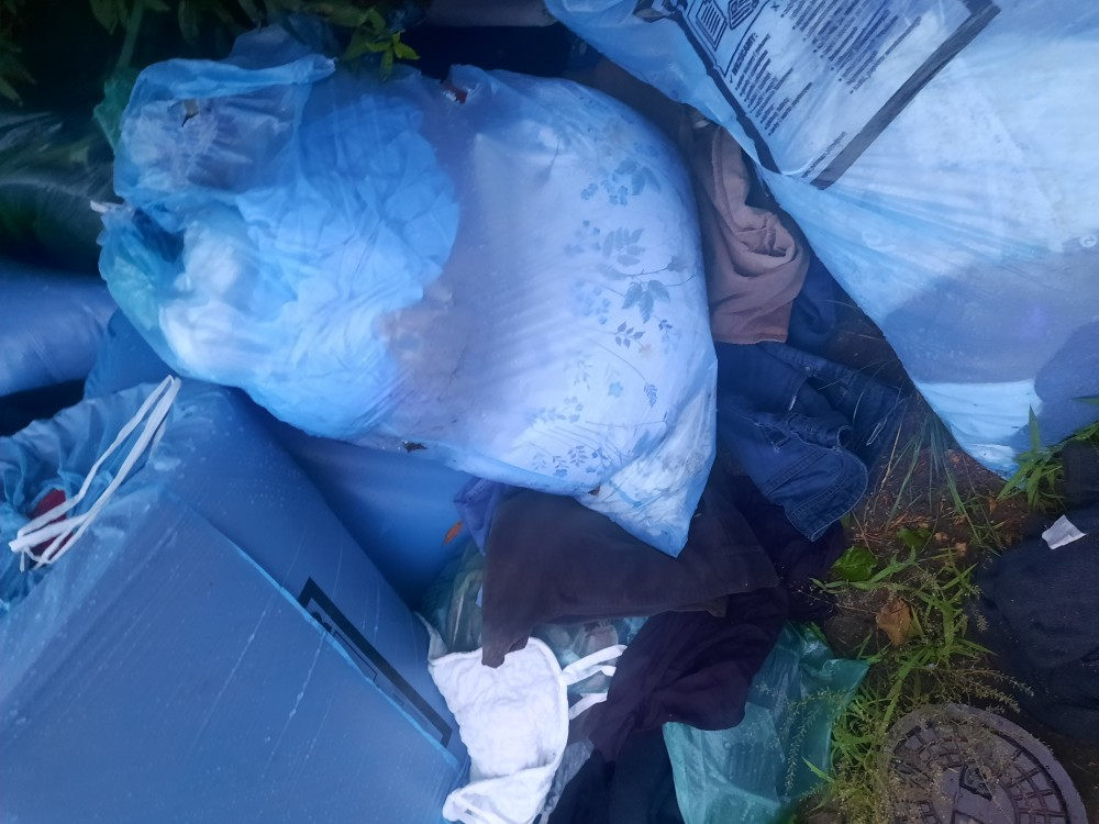 Gruz zamiast do PSZOK trafił pod posesję. Interwencja Ekopatrolu zakończyła się mandatem